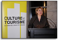 La ministre Christine St-Pierre s'adressant au colloque Culture et tourisme : au cur de lidentit urbaine.