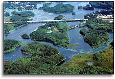 La rivire des Mille les, les diffrentes les et le pont reliant les deux rives - Parc de la Rivire-des-Mille-les, Sainte-Rose (Laval) 1998