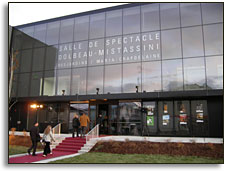 Inaugure le 10 octobre 2008, la nouvelle salle de spectacle de Dolbeau-Mistassini est le rsultat de plusieurs annes de travail et de concertation de la part des reprsentants locaux, accompagns par la Direction du SaguenayLac-Saint-Jean du ministre de la Culture, des Communications et de la Condition fminine.