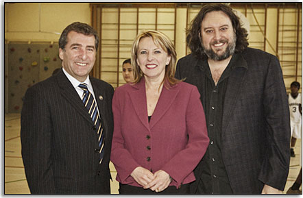 M. Andr Drolet, dput de Jean-Lesage, la ministre Christine St-Pierre et lauteur Bryan Perro.