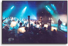 Orchestre symphonique et chanteurs offrant un spectacle - Inconnu - Laval